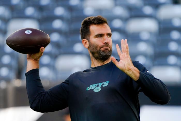Jets quarterback Joe Flacco warming up